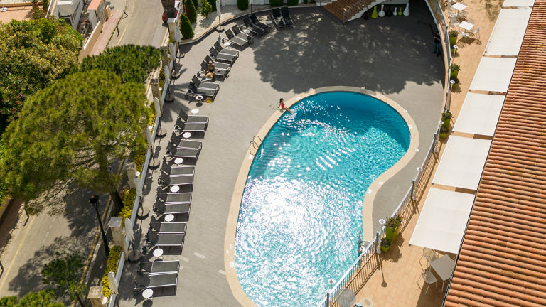 Enlace a la página de servicios del hotel ILUNION Caleta Park