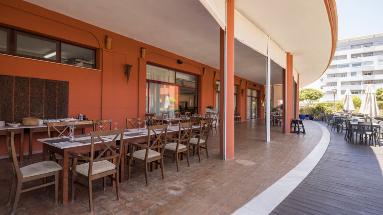 Enlace a la página de servicios del hotel ILUNION Caleta Park