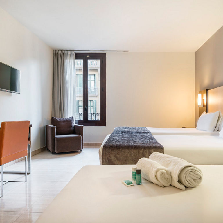 Amplia habitación accesible con escritorio y ventana en ILUNION Almirante