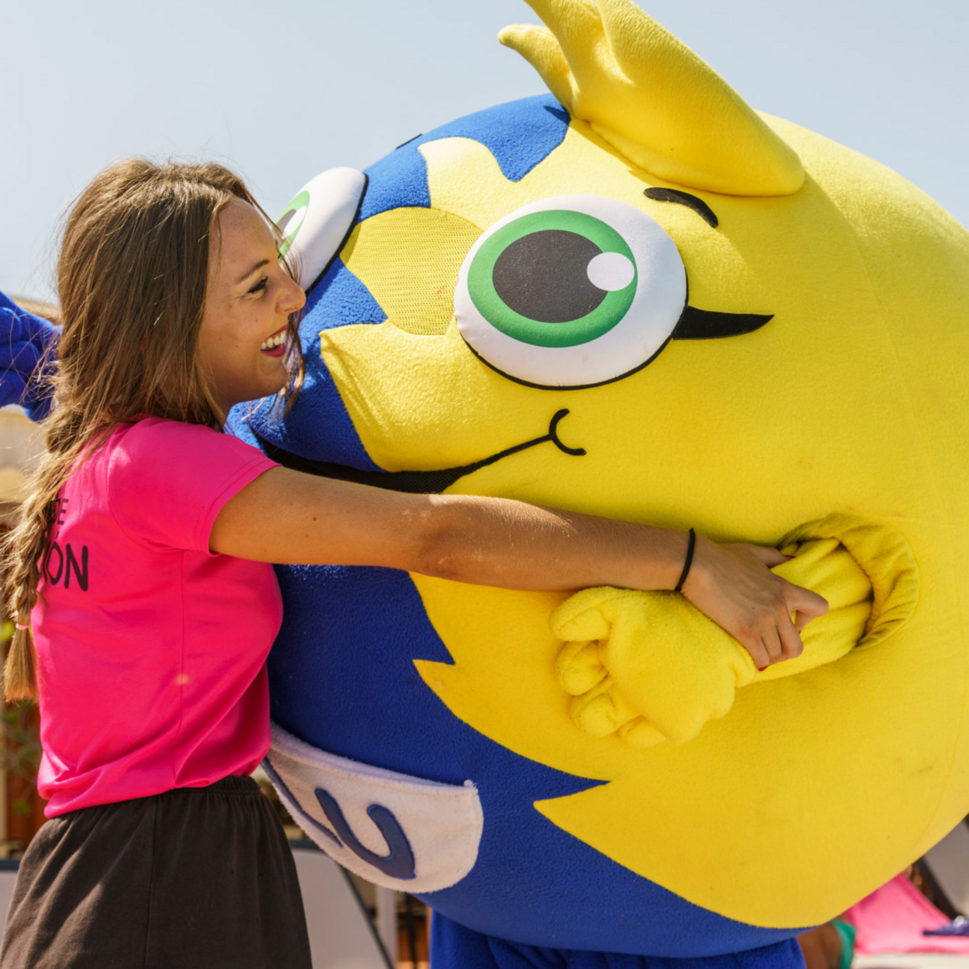 animadora infantil abraza a Ilu