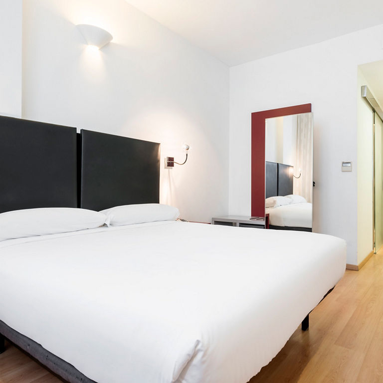 Amplia habitación accesible de hotel Aqua 4