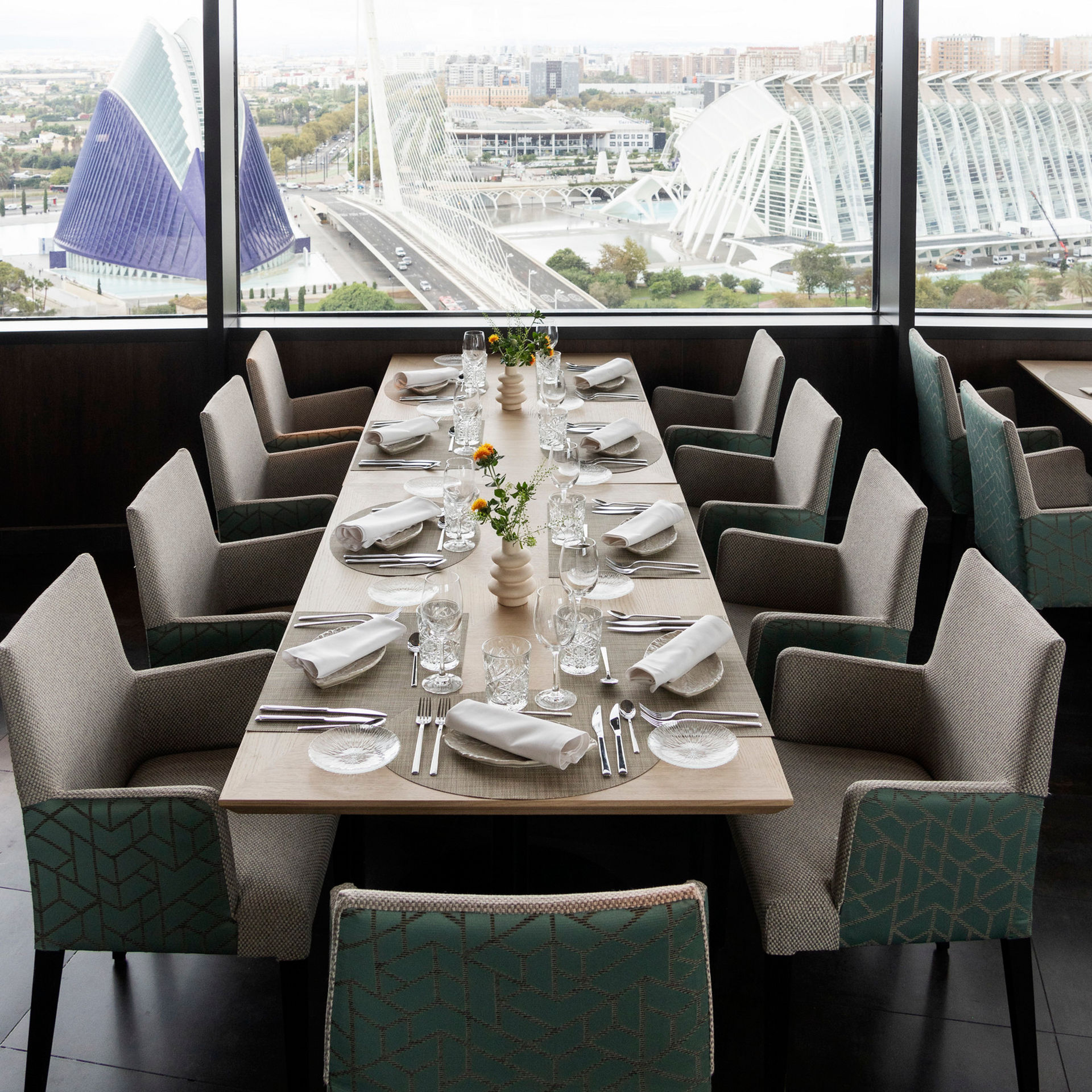 Amplia mesa en restaurante Umániko con vistas a la ciudad de las artes y las ciencias 