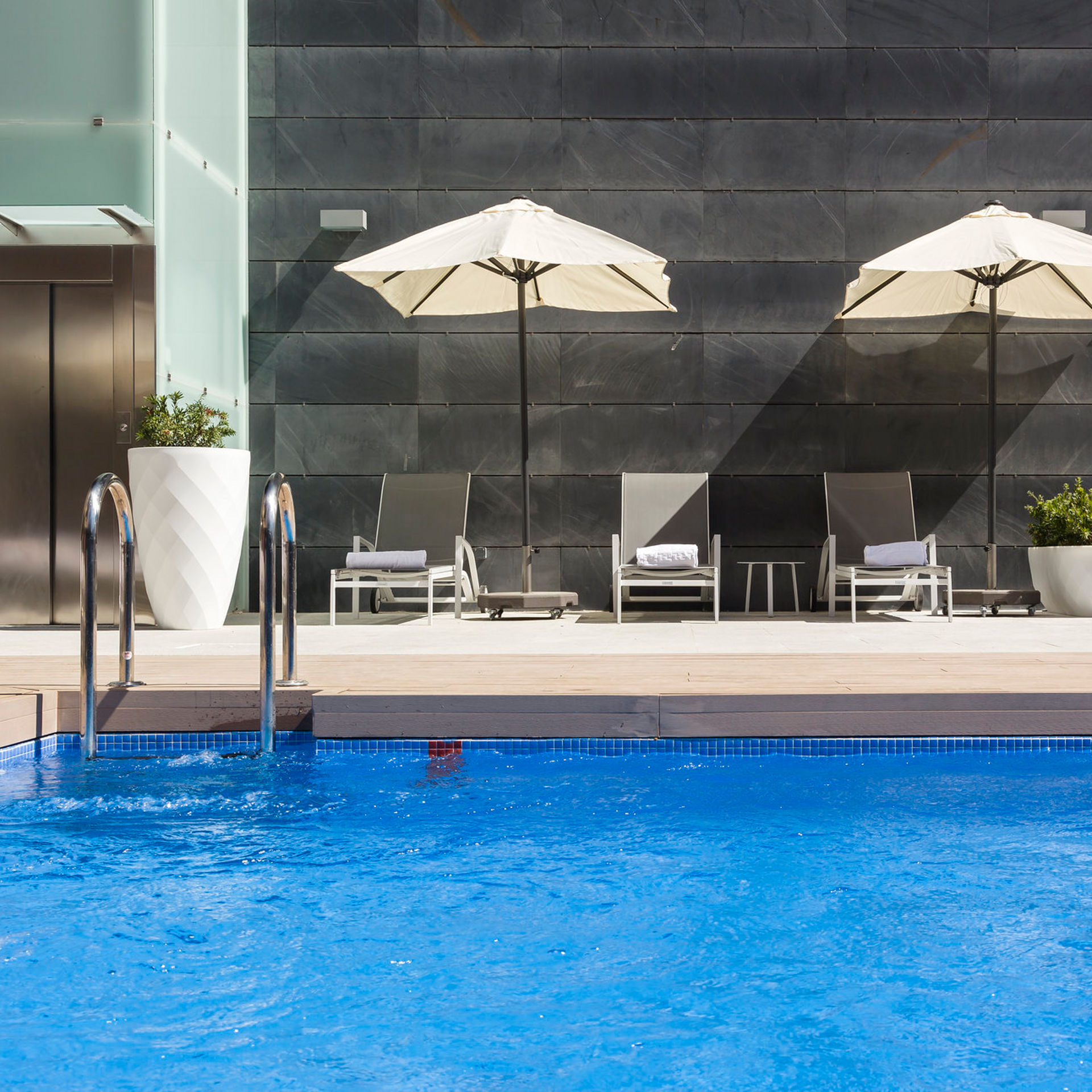 piscina amplia accesible