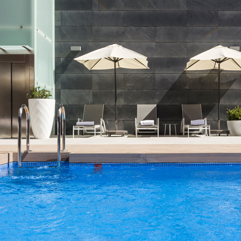 piscina amplia accesible