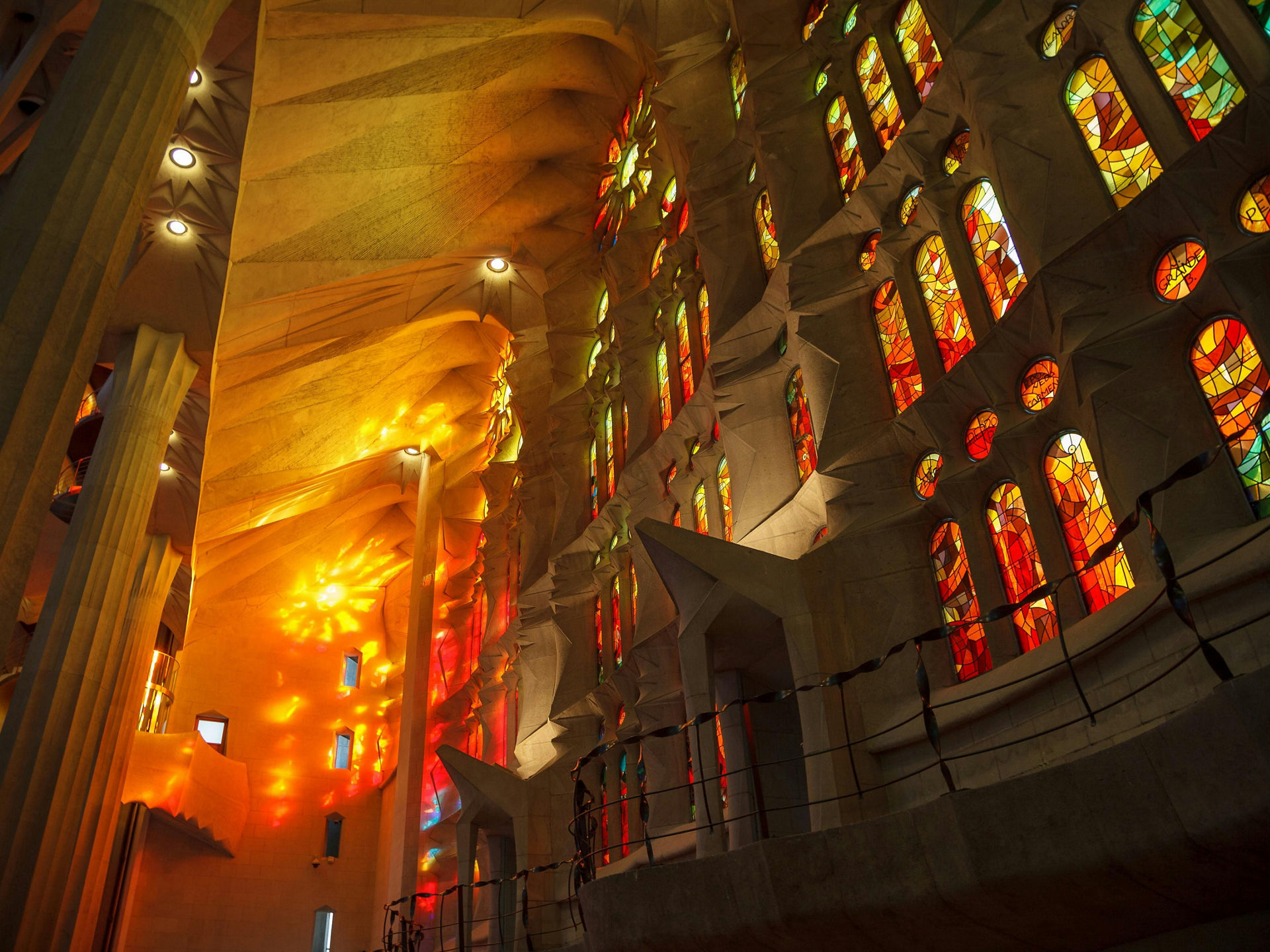 Imagen por dentro de la Sagrada familia
