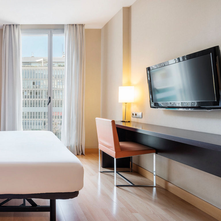 Habitación accesible con teléfono, televisión y ventana
