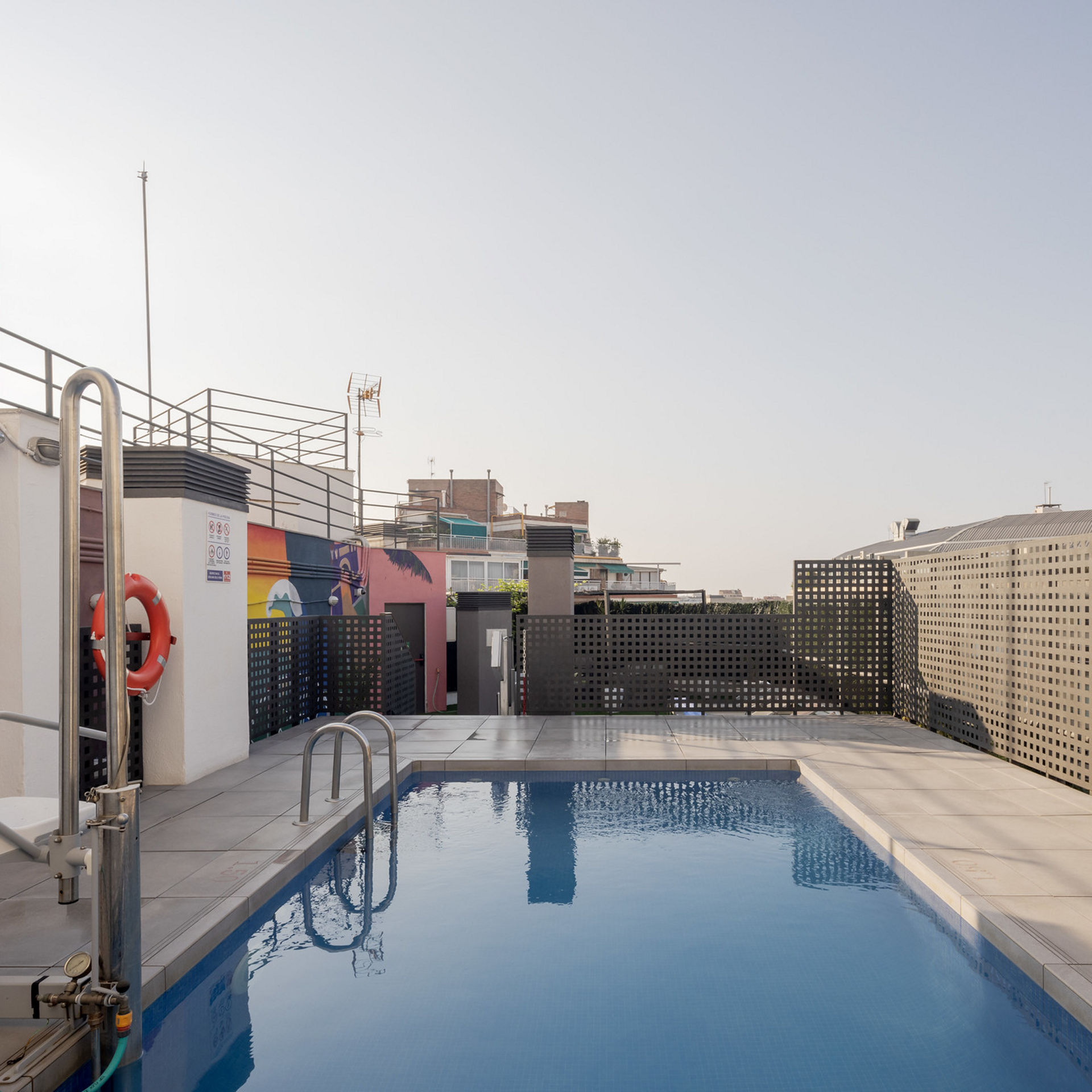 piscina en ático con vistas a la ciudad de Barcelona