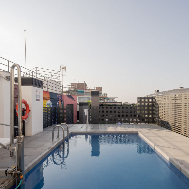 piscina en ático con vistas a la ciudad de Barcelona