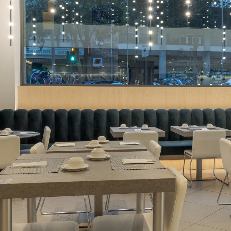 restaurante buffet del hotel con vistas a la ciudad de Barcelona