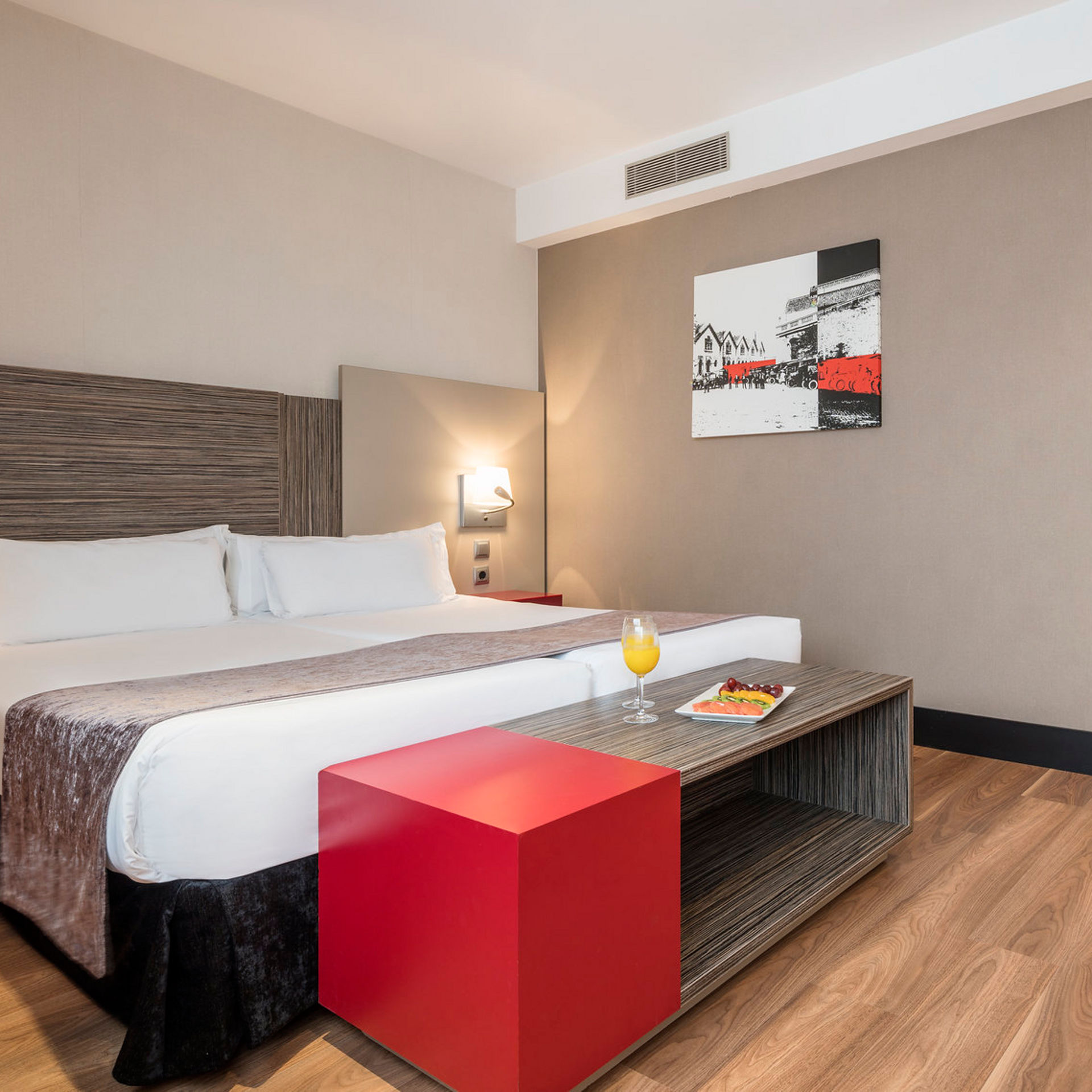 amplia habitación accesible con teléfono