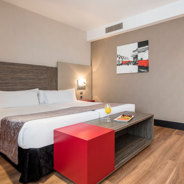 amplia habitación accesible con teléfono