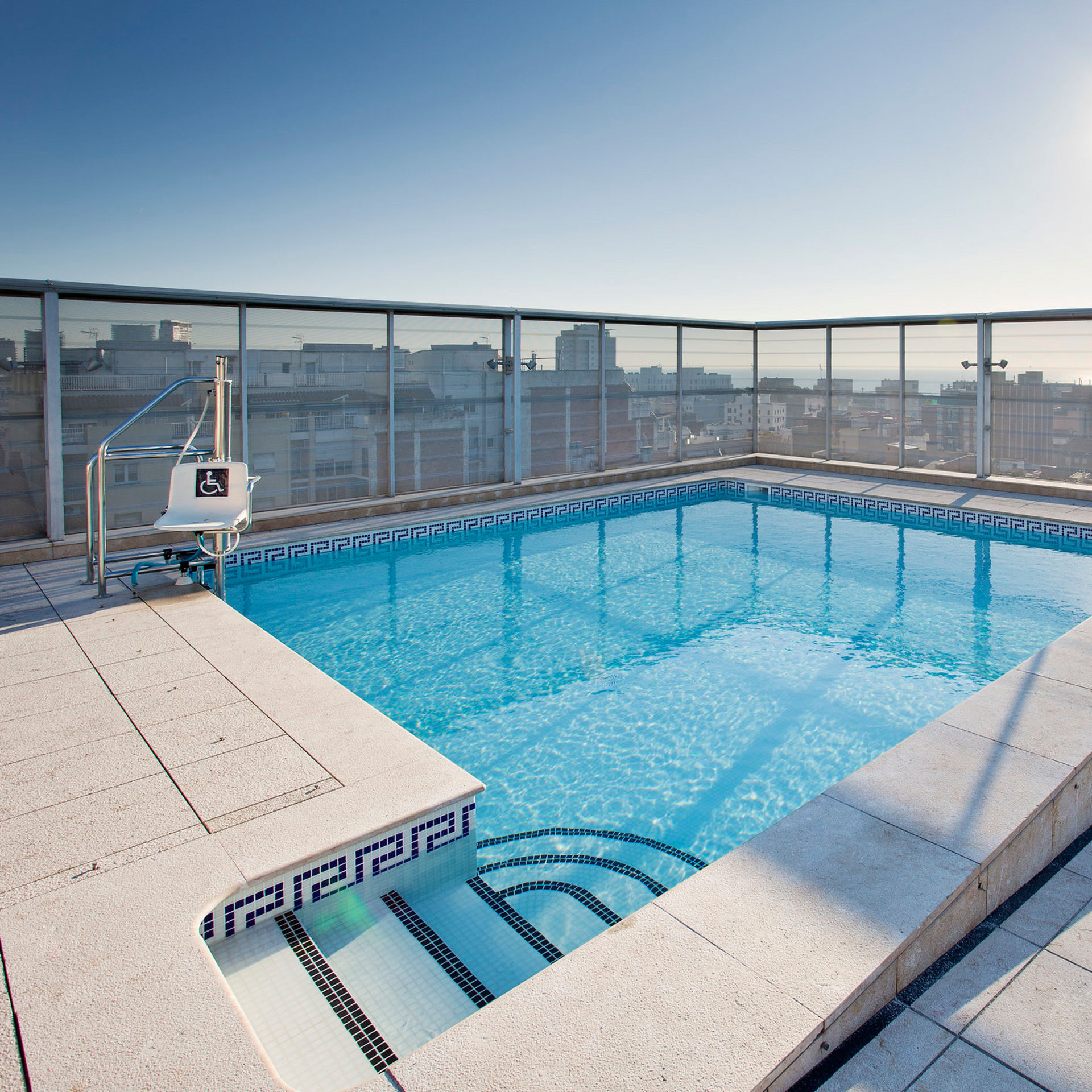 piscina en ático con vistas a Barcelona