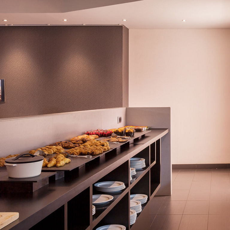 Buffet del hotel con muchas opciones de bolleria y frutas