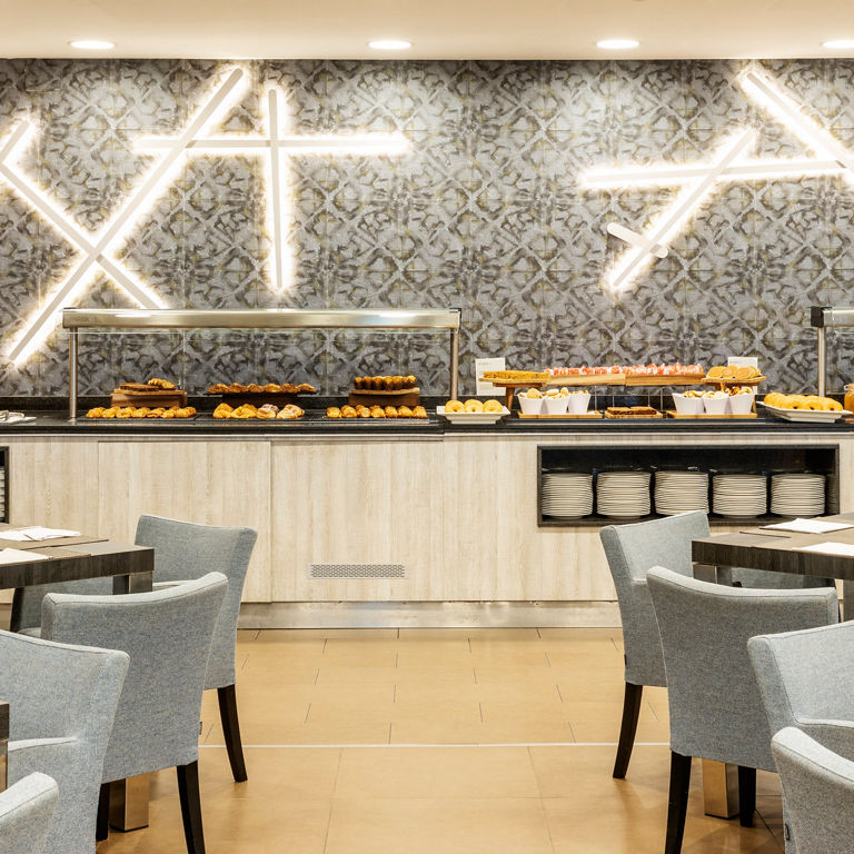 comedor del restaurante buffet con la comida sobre la mesa
