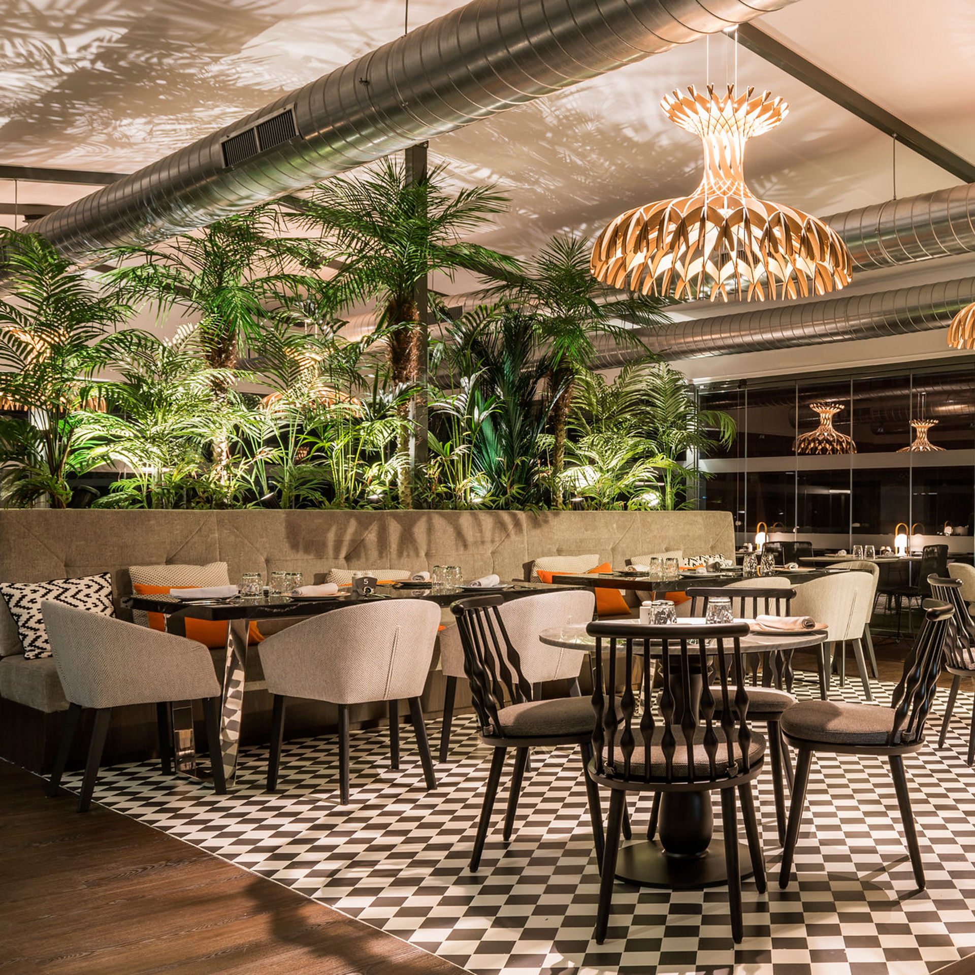 sala del restaurante con iluminación nocturna