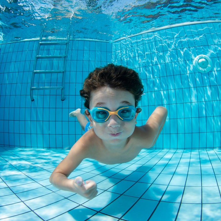niño buceando en la piscina