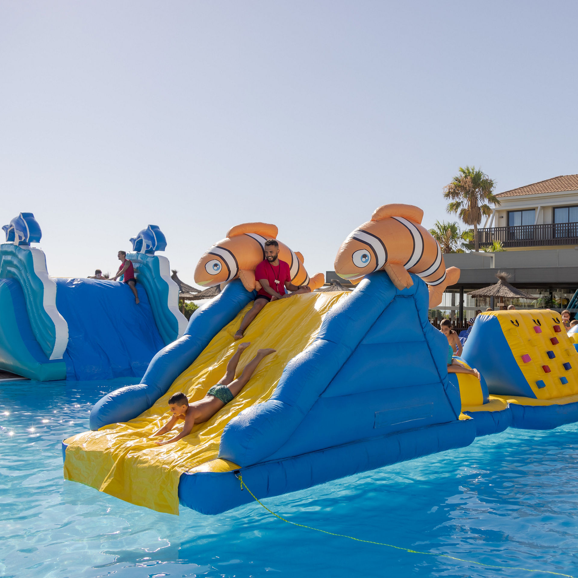colchonetas en la piscina