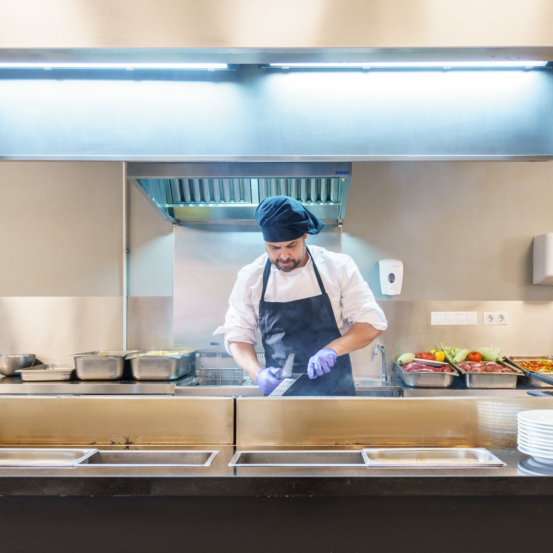 nuestro personal en la cocina preparando ricos platos