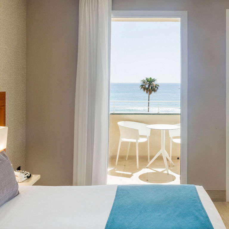 habitación accesible con baño y vistas al mar