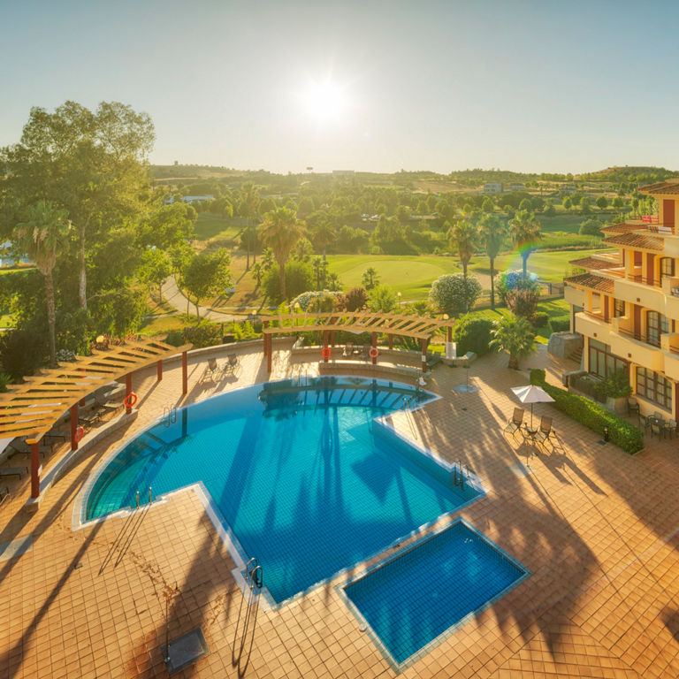 vista área de la piscina del hotel ILUNION Golf Badajoz