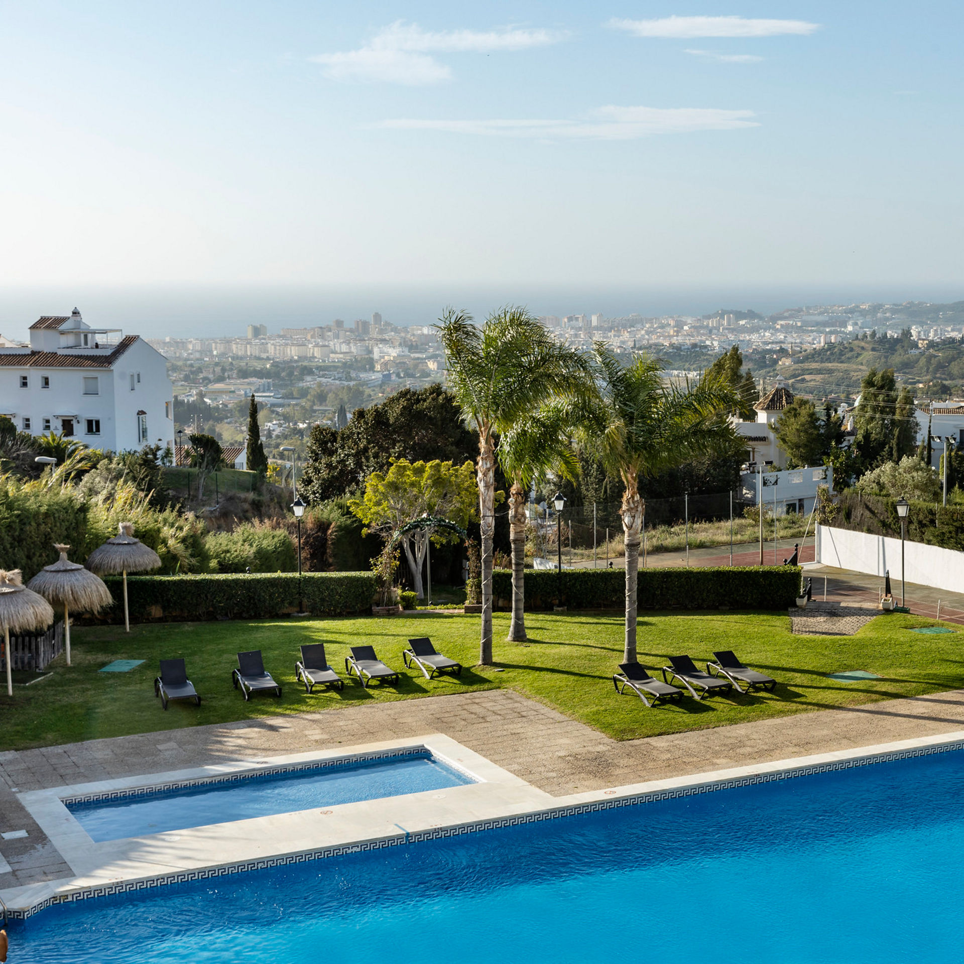 piscina del hotel con la playa de Fuengirola en el fondo