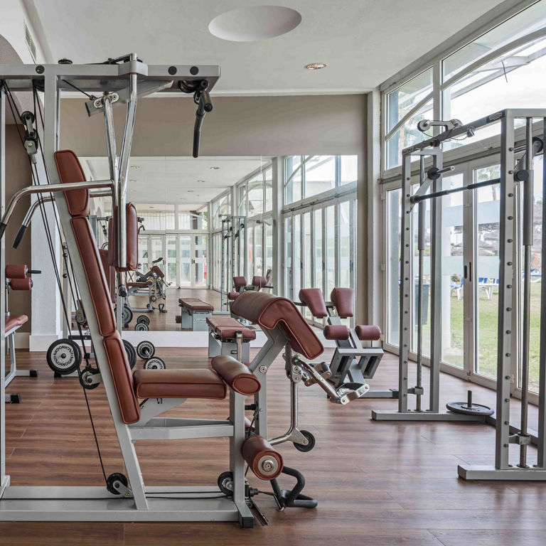 Sala de máquinas del gimnasio del hotel con vistas