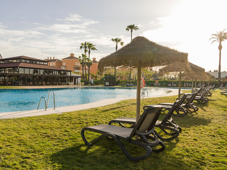 Piscina accesible de ILUNION Islantilla