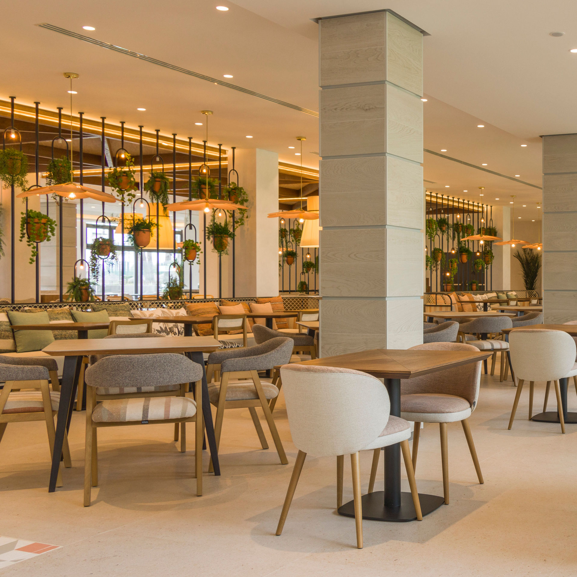 sala del comedor con buffet a la izquierda y vistas a la derecha