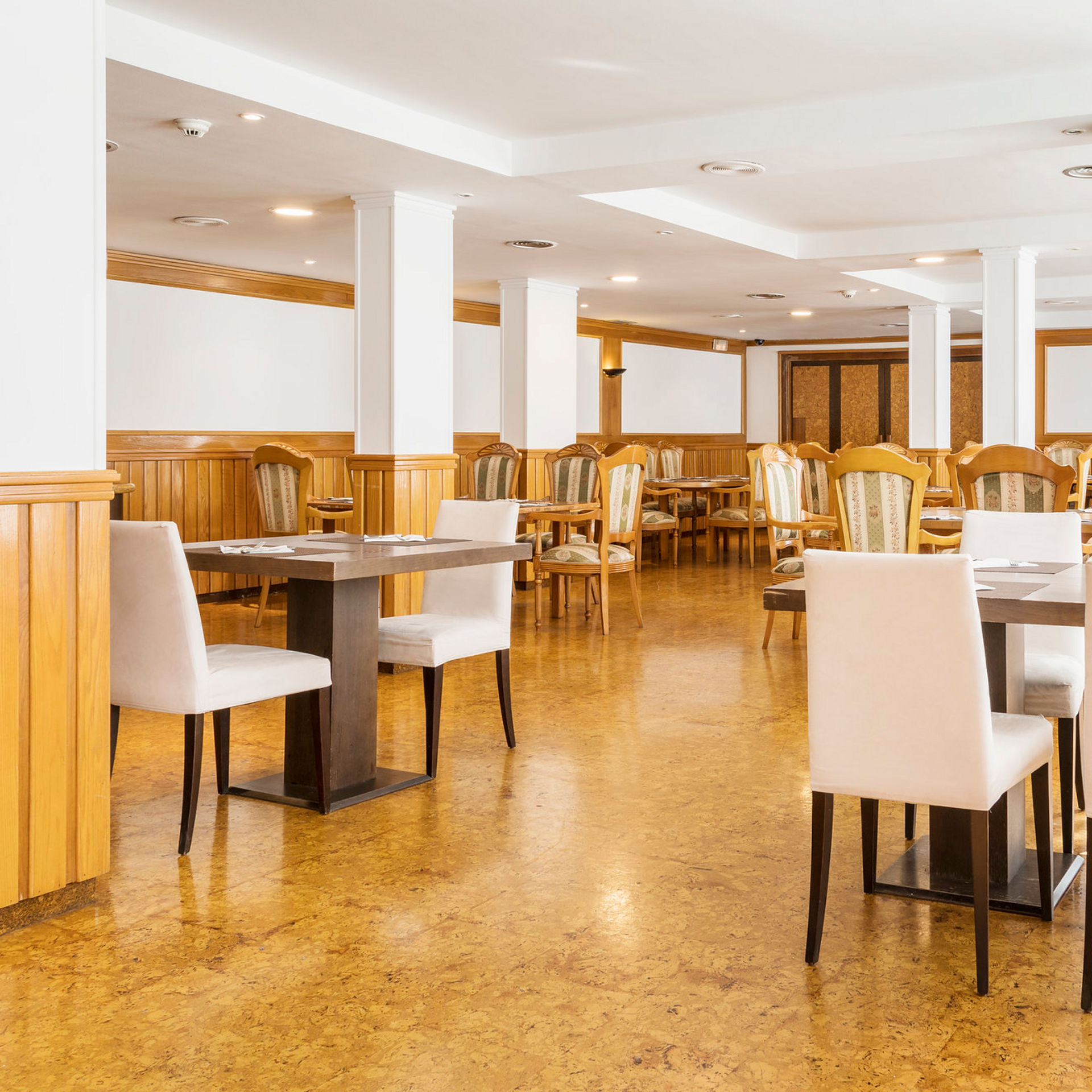 salón con mucha luz para comer