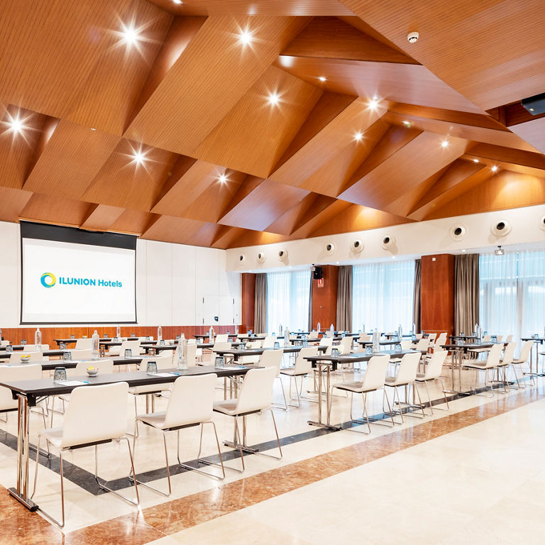 amplia sala de reuniones