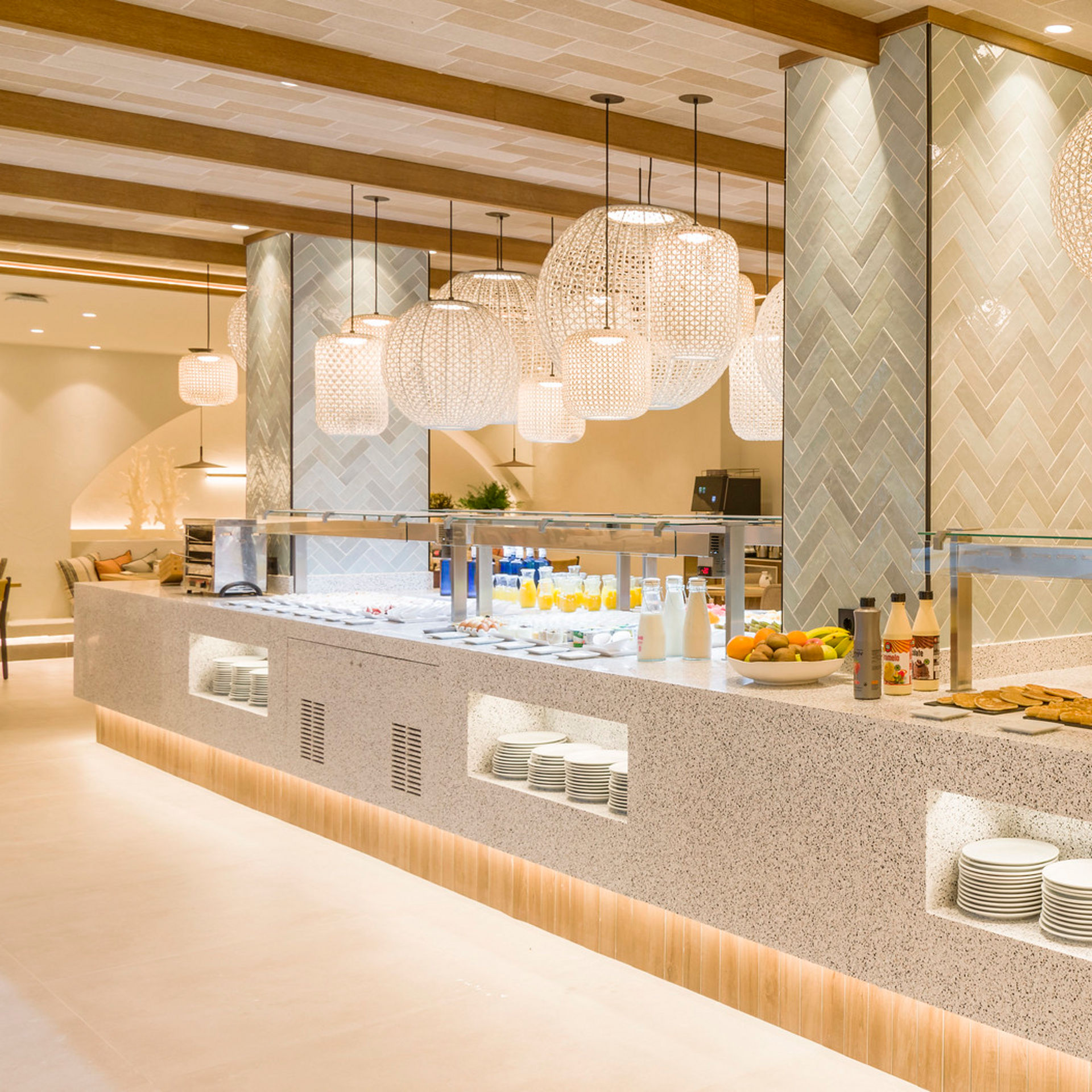 sala del comer con el buffet