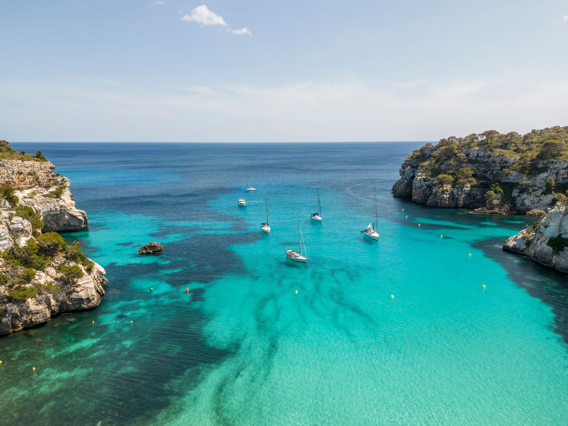Cala en Menorca con barcos