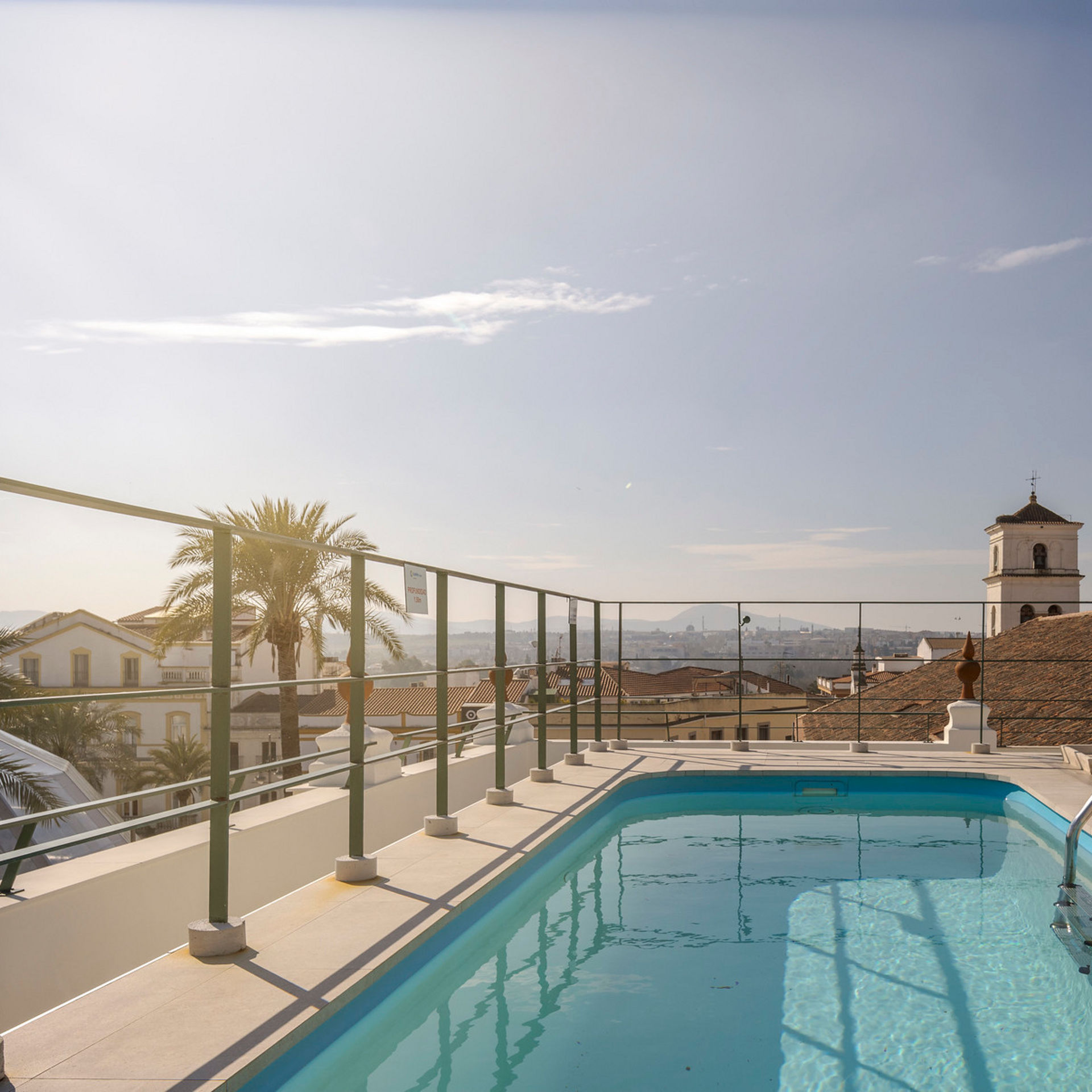 piscina en el ático del hotel
