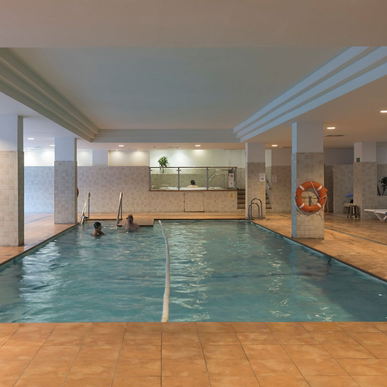 gran piscina interior