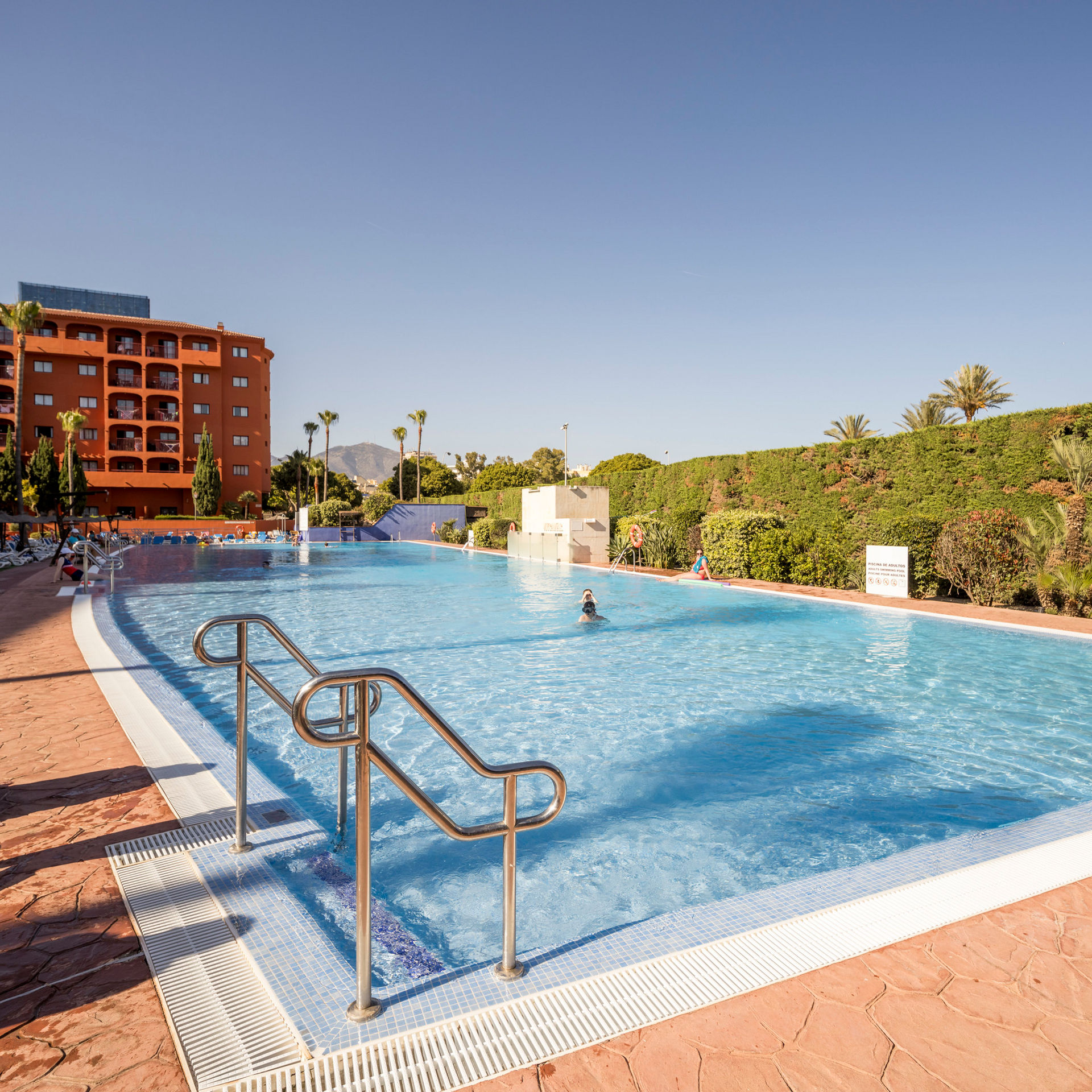 gran piscina exterior