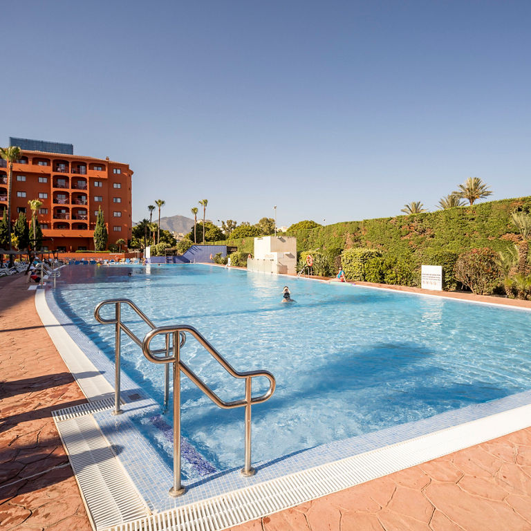 gran piscina exterior