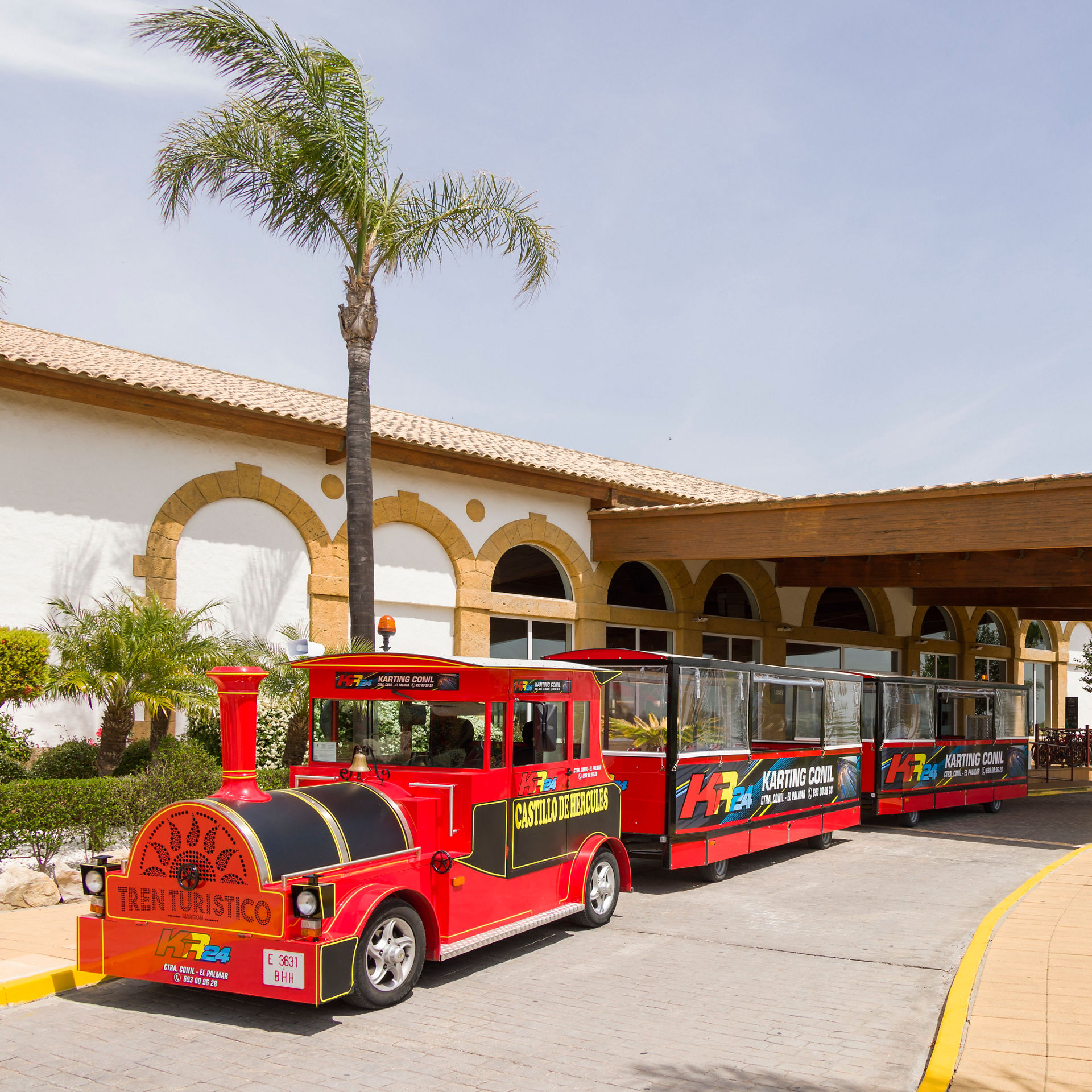 Tren rojo en la entrada del hotel