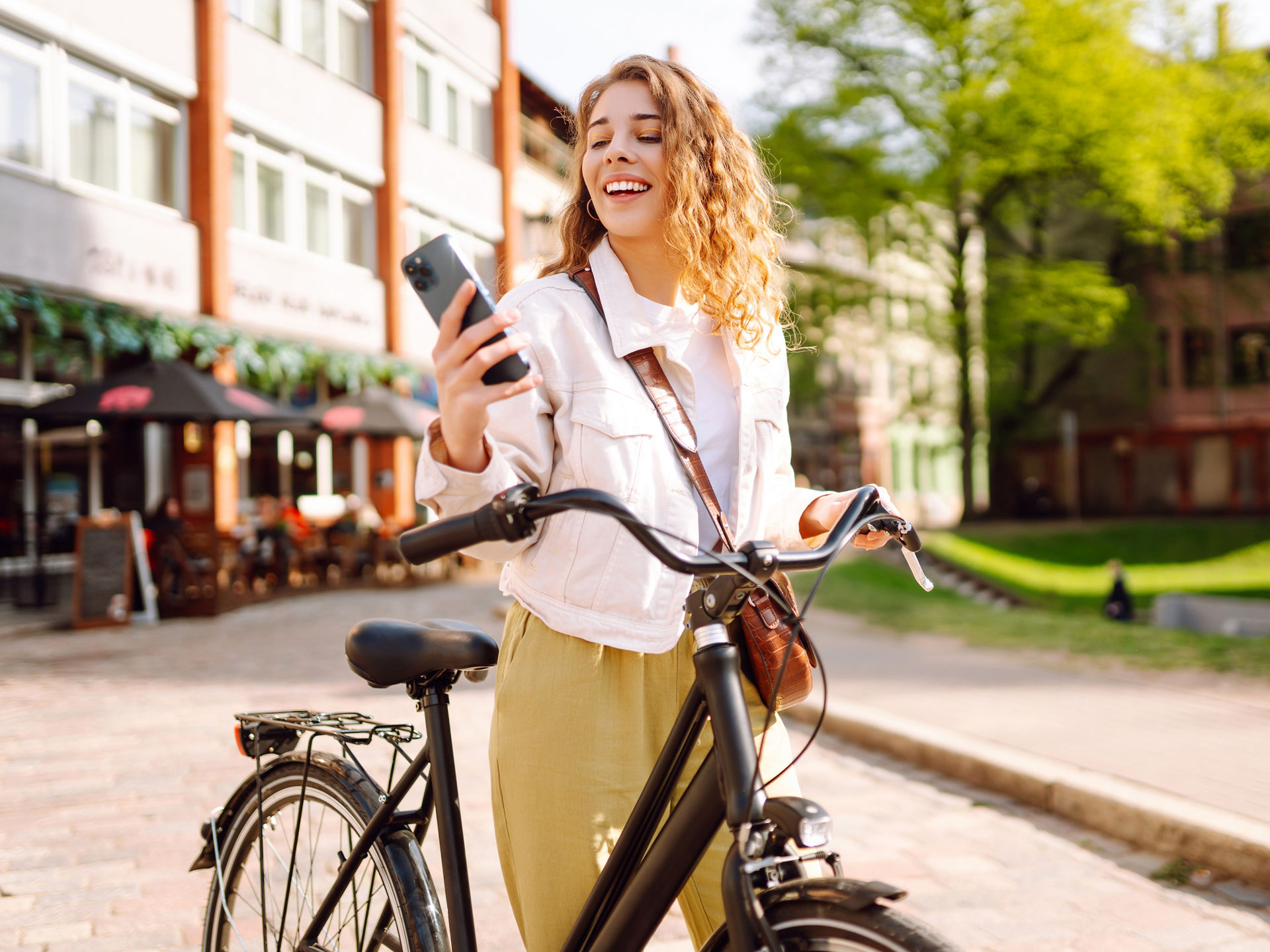 chica da un paseo en su bici alquilada