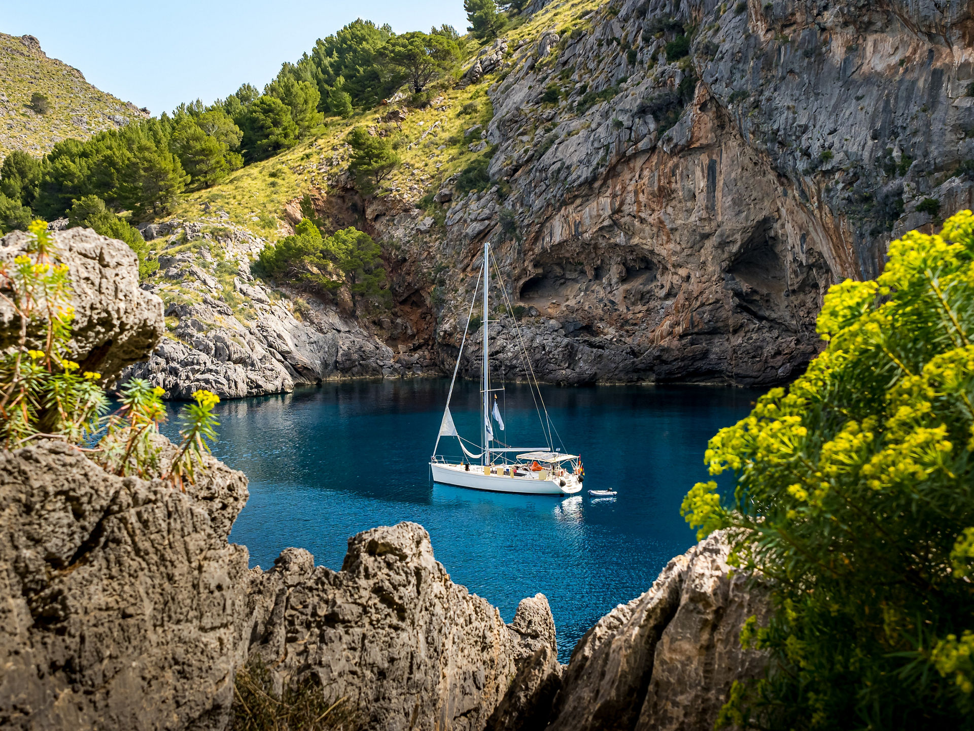 Un barco navegando en la isla de Mallorca