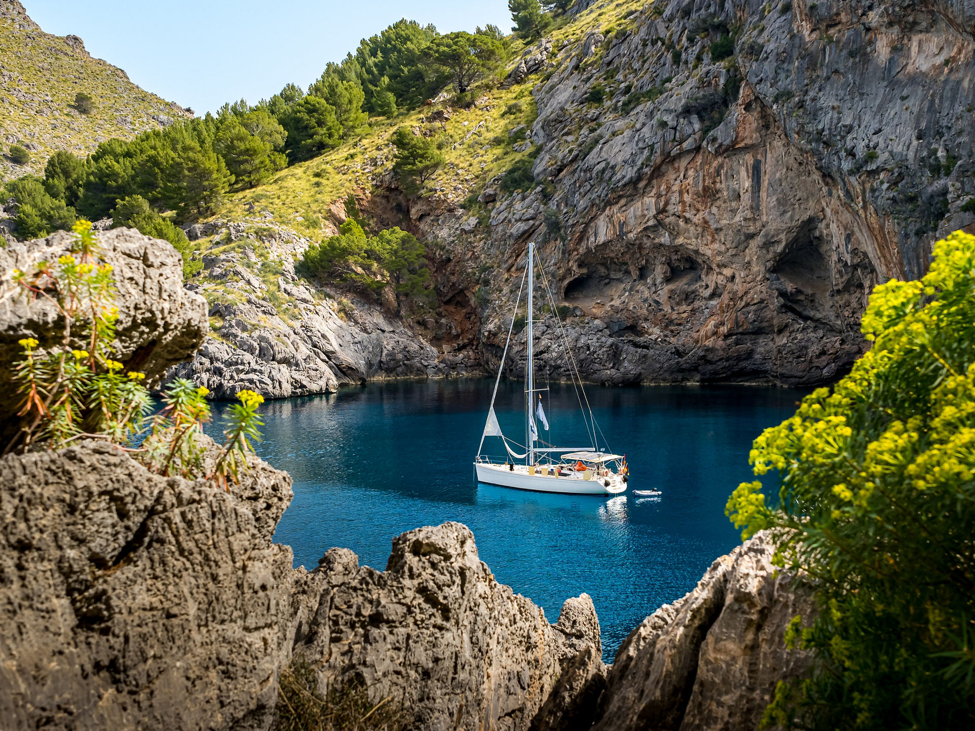 Un barco navegando en la isla de Mallorca