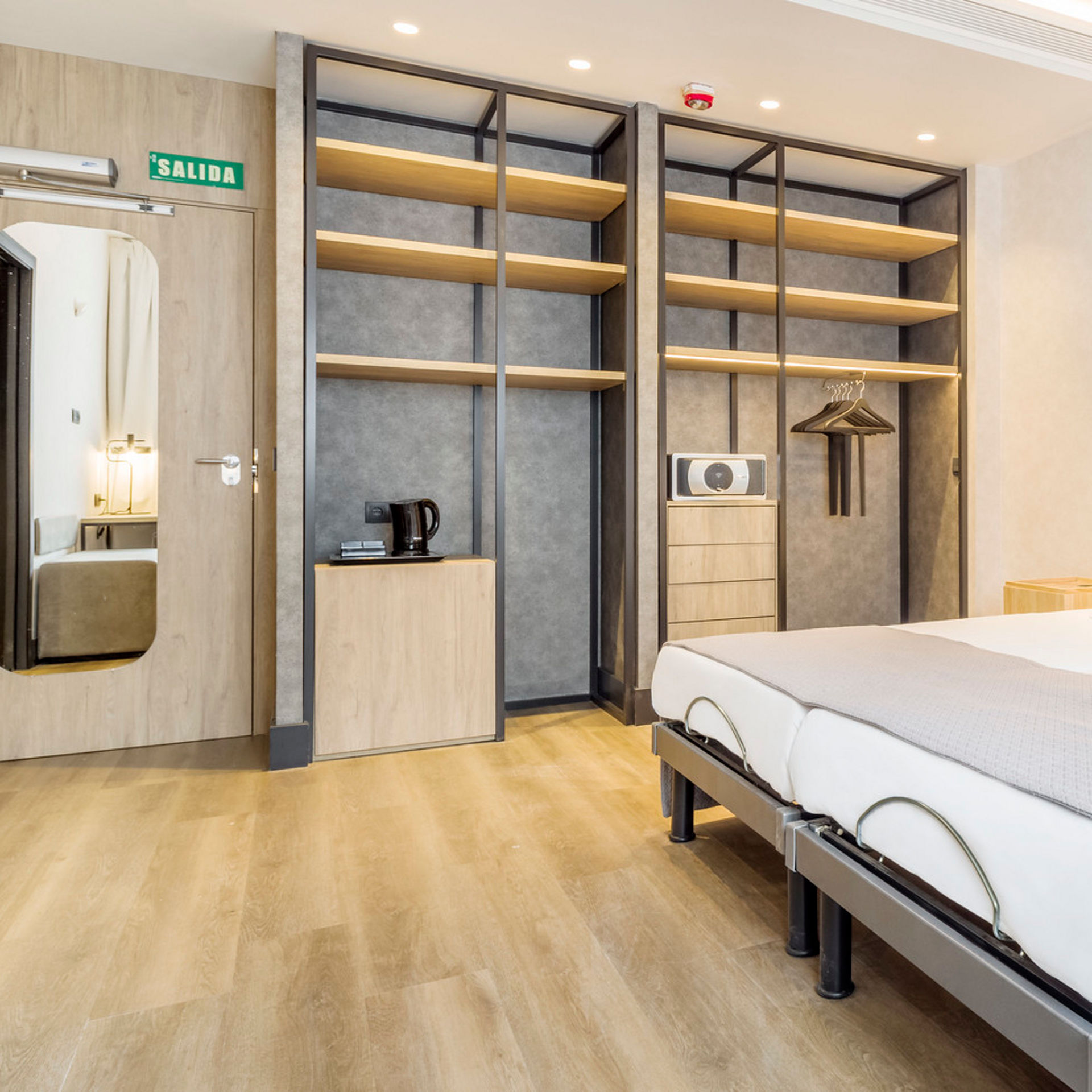 Amplia habitación con cama doble, espejo y armario accesible