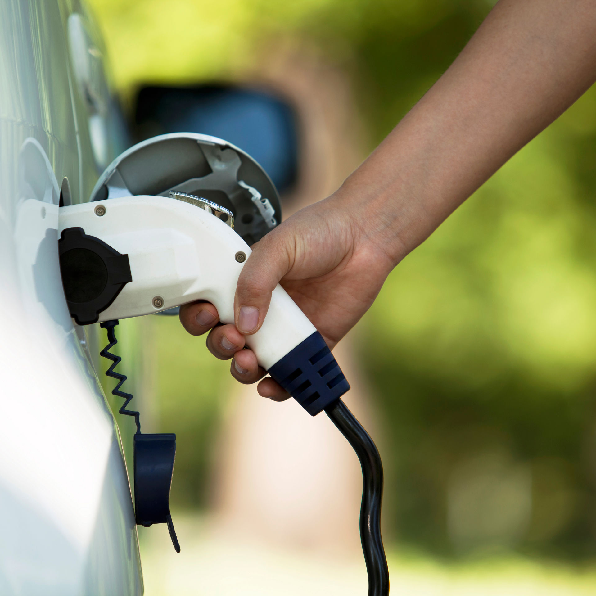 cargando coche eléctrico