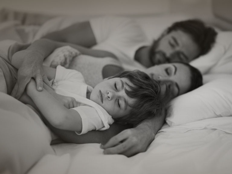 mujer sobre la cama colaca su bolso para ir a la playa