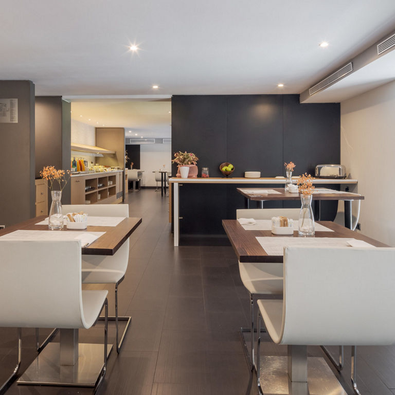 Restaurante con buffet del hotel ILUNION Almirante 