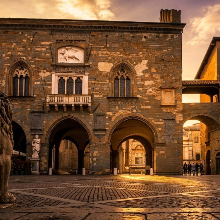 Slow_stroll_through_Citta_Alta_at_sunset