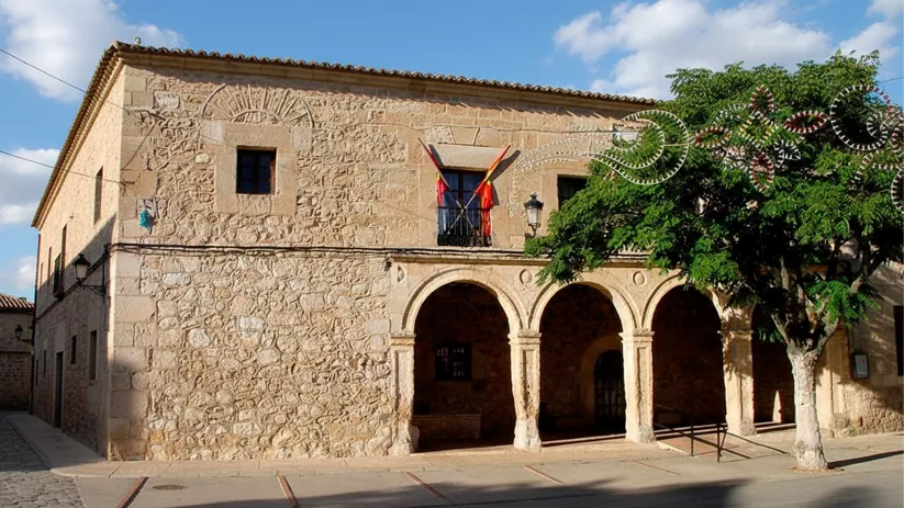 Edificio histórico de piedra con soportales