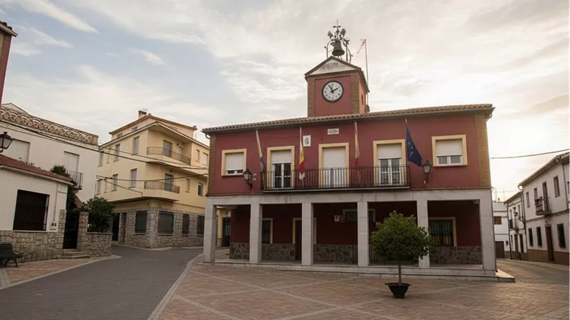 Plaza principal con edificio institucional al atardecer