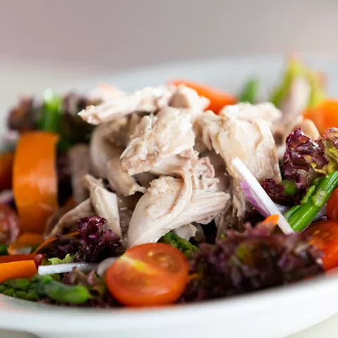 Ensalada con tomate cherry, espárragos y lascas de ave