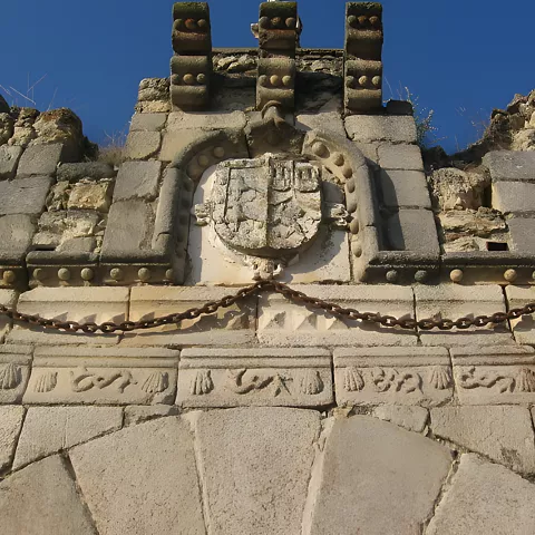 Escudo en el Castillo de San Silvestre