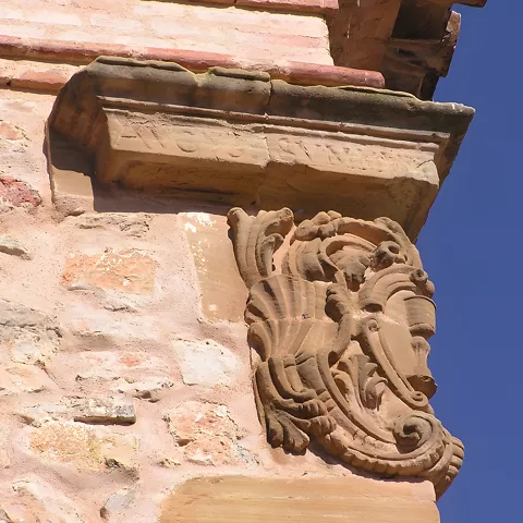 Escudo en la fachada del Convento de la Orden de San Agustín en Fuenllana